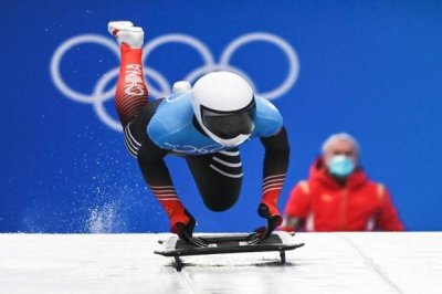 ​中国女子钢架雪车首秀 赵丹刷新钢架雪车赛道纪录