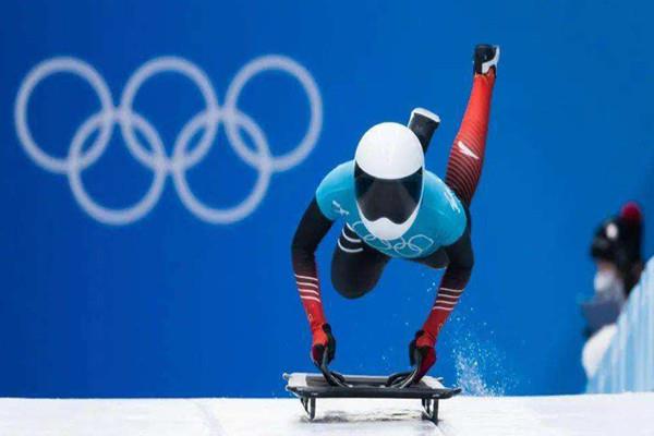 中国女子钢架雪车首秀 赵丹刷新钢架雪车赛道纪录