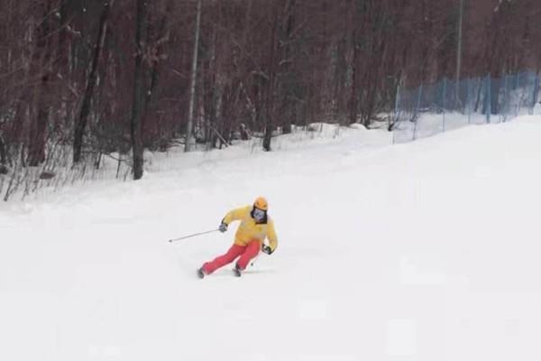 东北外卖小哥滑雪能有多炫酷 高山滑雪是冬奥会项目吗