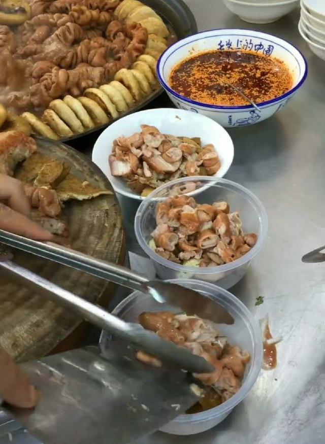 小伙子号称地道老北京火烧卤煮，18元一碗，食客：看到就没食欲