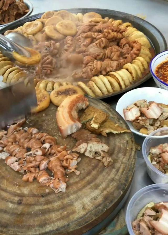 小伙子号称地道老北京火烧卤煮，18元一碗，食客：看到就没食欲