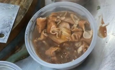 ​小伙子号称地道老北京火烧卤煮，18元一碗，食客：看到就没食欲