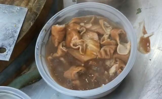 小伙子号称地道老北京火烧卤煮，18元一碗，食客：看到就没食欲