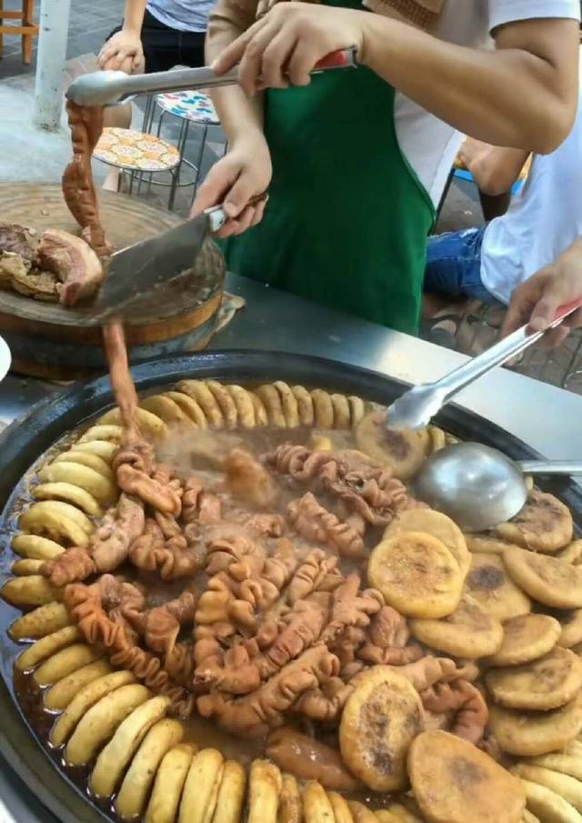 小伙子号称地道老北京火烧卤煮，18元一碗，食客：看到就没食欲