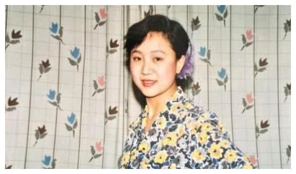 时隔27年，没瞒住！杨紫父母背景被曝光，网友：难怪她至今不公开