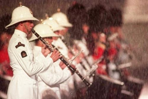 末代港督彭定康的最后一天：告别仪式天降大雨，手捧国旗悲痛离开