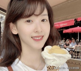 ​奶茶妹妹章泽天清纯甜美，大方文静，手捧冰淇淋让人眼前一亮