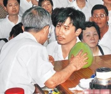 被港圈奉为“神明”,梁朝伟干爹白龙王,为何对张国荣见死不救?