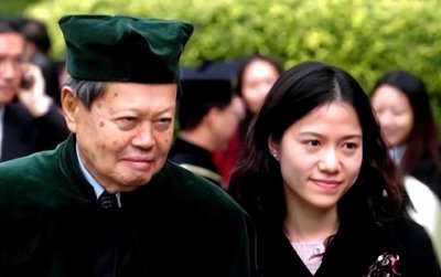 百万退休金引争议?不是时代抛弃了翁帆,而是只有她读懂了杨振宁