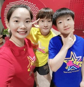 26岁何卓佳一夜爆红!她对孙颖莎做的这3件事,让人想哭