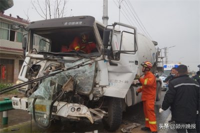 事故路段又出事故,水泥罐车追尾半挂货车,司机被困,事发安徽阜阳