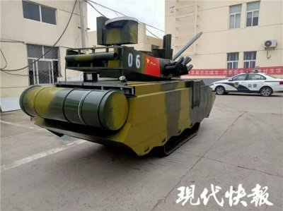 老汉将收割机改装成“坦克”,还开着上街溜达