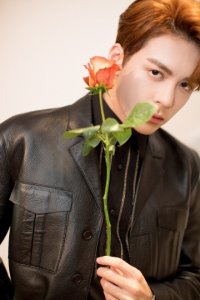 皮衣出场超A,曾舜晞五官太精致了,长腿男孩们快get同款吧