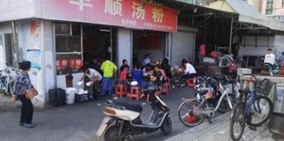 王老板牛肉面爆火,房东嫉妒,将王老板赶走,自己来做,最终哭了