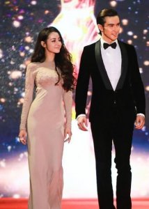 迪丽热巴高伟光机场偶遇,两人却这样“打招呼”, 关系一目了然