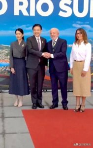 意大利总理夫人与巴西总统卢拉行贴面礼,各国总理夫人共襄盛举