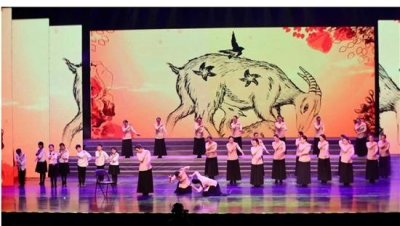 柳市公益孝文化志愿者表演的手语节目《跪羊图》上了温州春晚