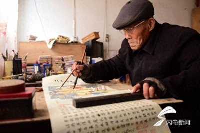 组图:聊城93岁中堂画非遗传承人手绘《二十四孝图》迎新春