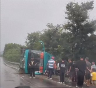 广西融安一辆客运中巴车发生侧翻,官方:1人重伤2人轻伤