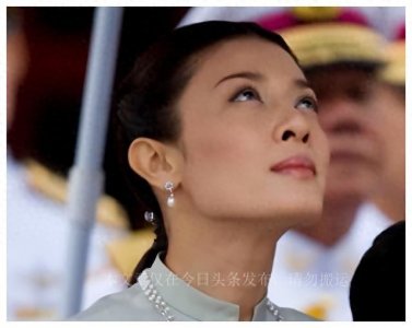 71岁泰王罕见出手,明确支持提帮功母子,用下跪海报打压苏提达