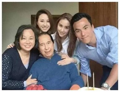 赌王17个孩子童年照曝光,二房一家共用一张脸,三房四房颜值高