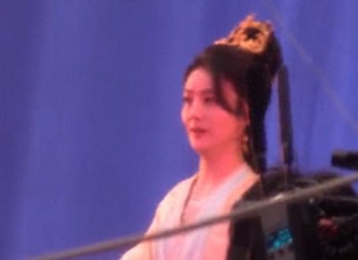 赵丽颖拍戏想爱子!派百万豪车去冯绍峰处接娃,想想戴眼镜疑近视