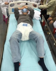 男生护理学课上“穿”成人纸尿裤:体验过才能更好地照顾老人