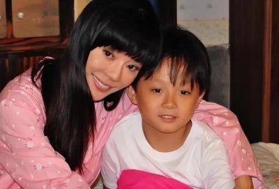 狄莺溺爱儿子曝光!15岁同床共枕引发争议