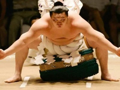 日本相扑手,国内地位极高,常伴金钱美女,平均寿命只有57岁