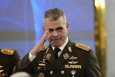 向美国投降后,委新总统不装了,防长已被解雇,马杜罗亲信遭清算