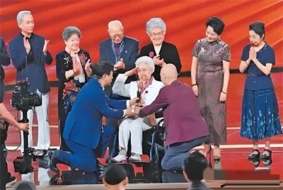 田华获北影节终身成就奖,满头白发坐轮椅现身,陈佩斯跪地送奖杯
