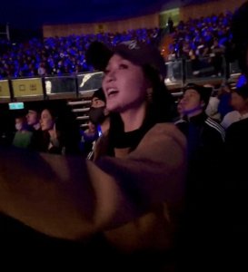 周渝民一家三口看王心凌演唱会 10岁女儿坐在爸妈中间好幸福